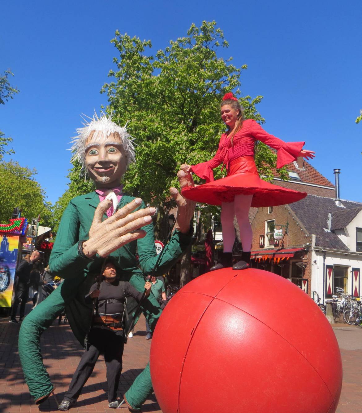 Compagnie-with-Balls_Join-the-Parade_Ferdinand_photo-by-Totaal-Theater-scaled.jpg